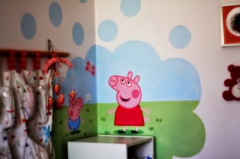 Malowanie ściany w pokoju dziecięcym.