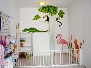 kącik dla dzieci w sklepie, namalowane zwierzęta na ścianie